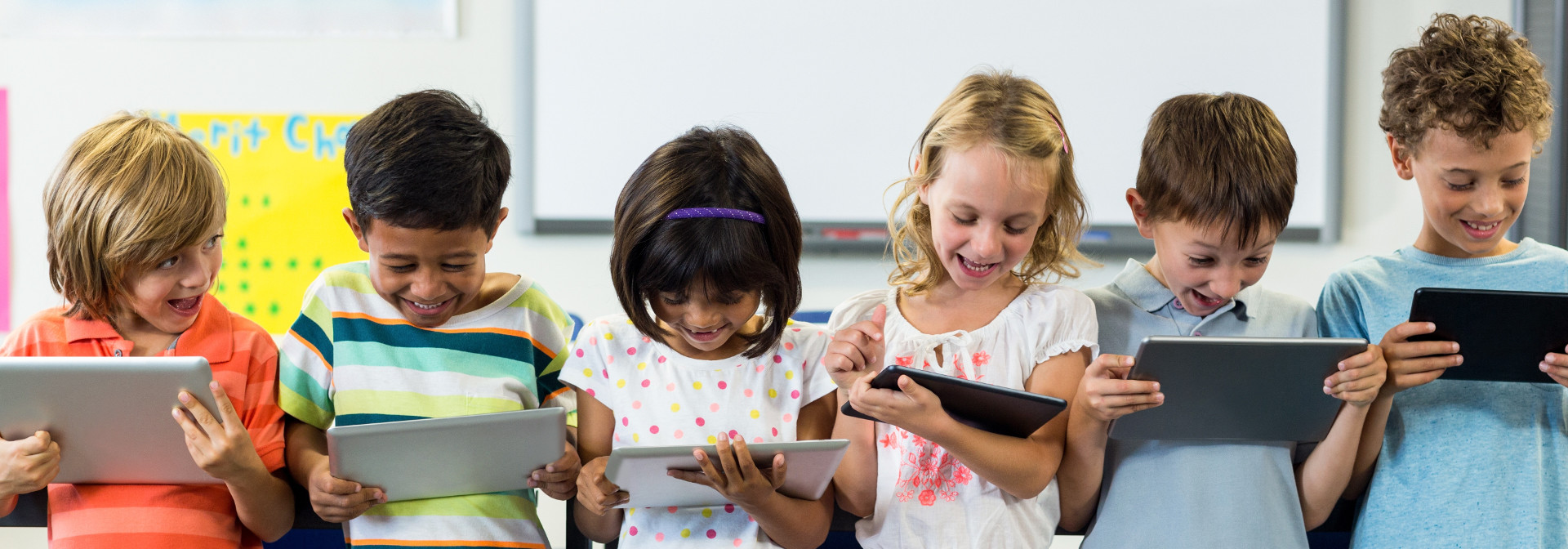 Kinder lernen am Tablet